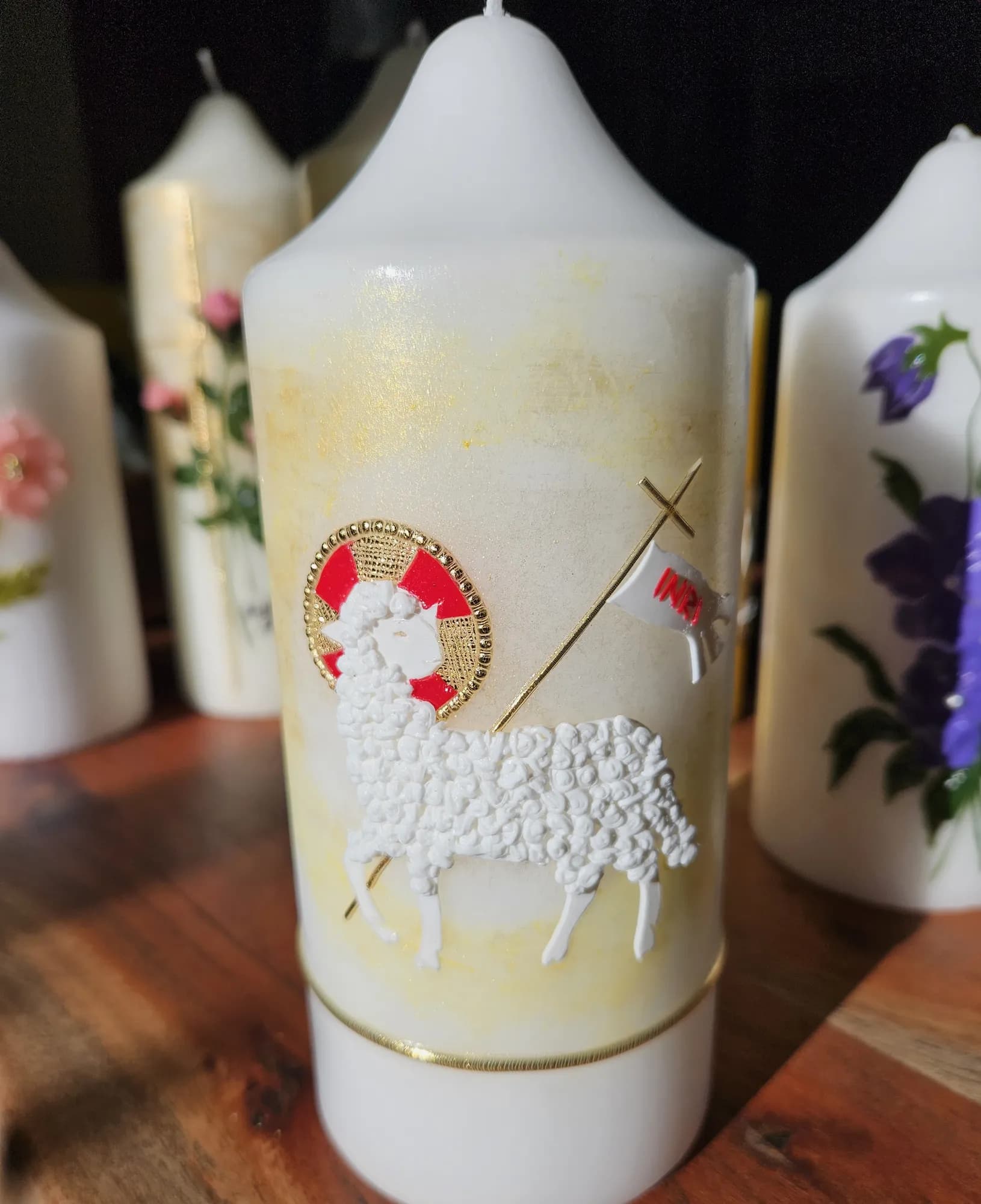 Osterkerze mit dem Lamm und Siegesfahne in Gold