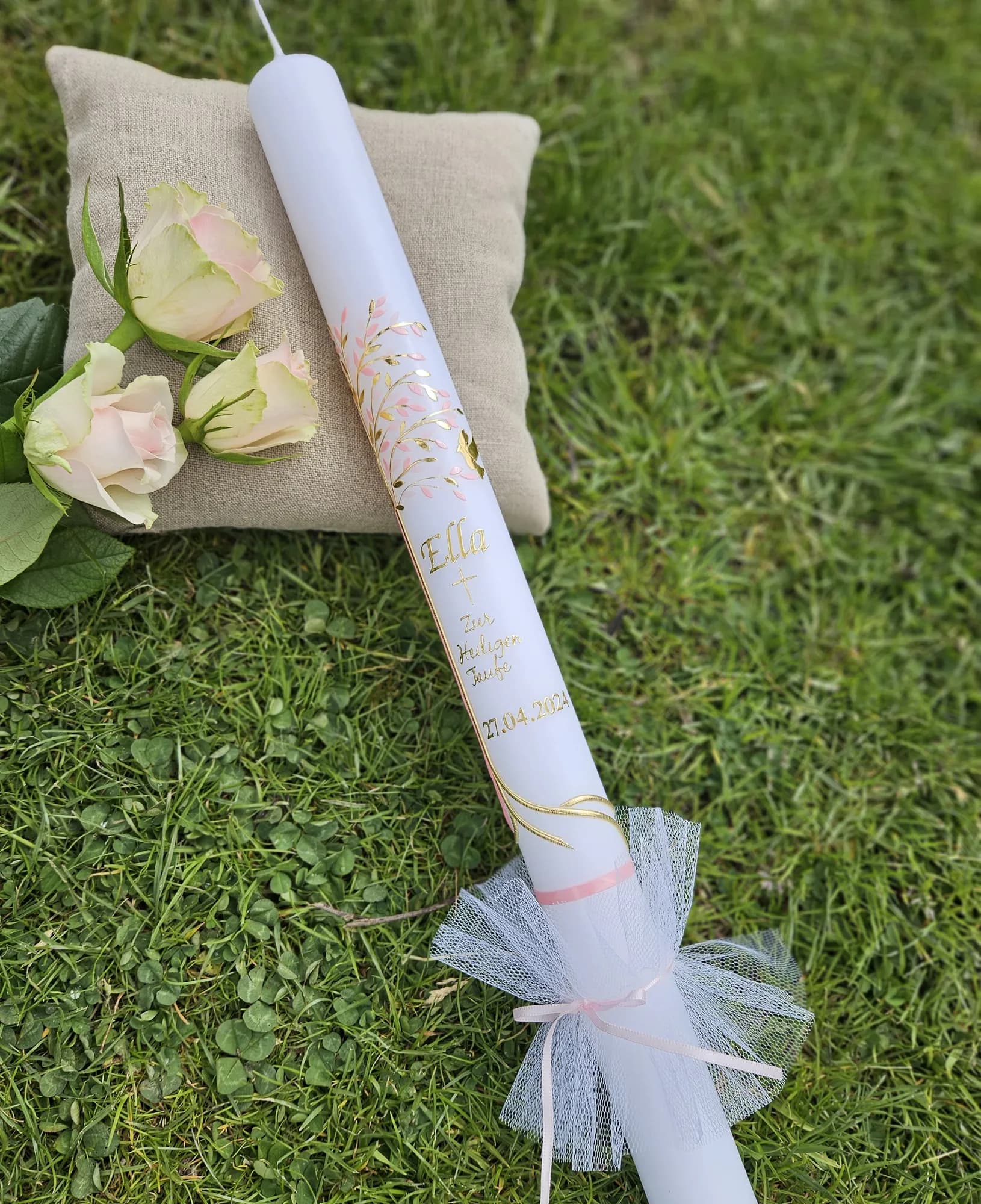 Taufkerze mit weißen Rosen und Tüll