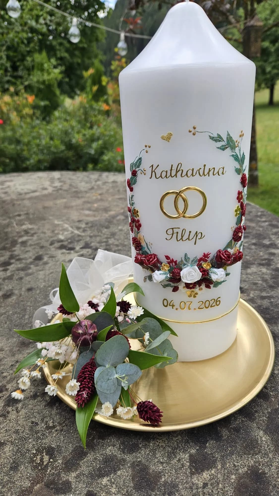 Hochzeitskerze mit Rosenkranz, goldenen Ringen und Trockenblumen-Gesteck