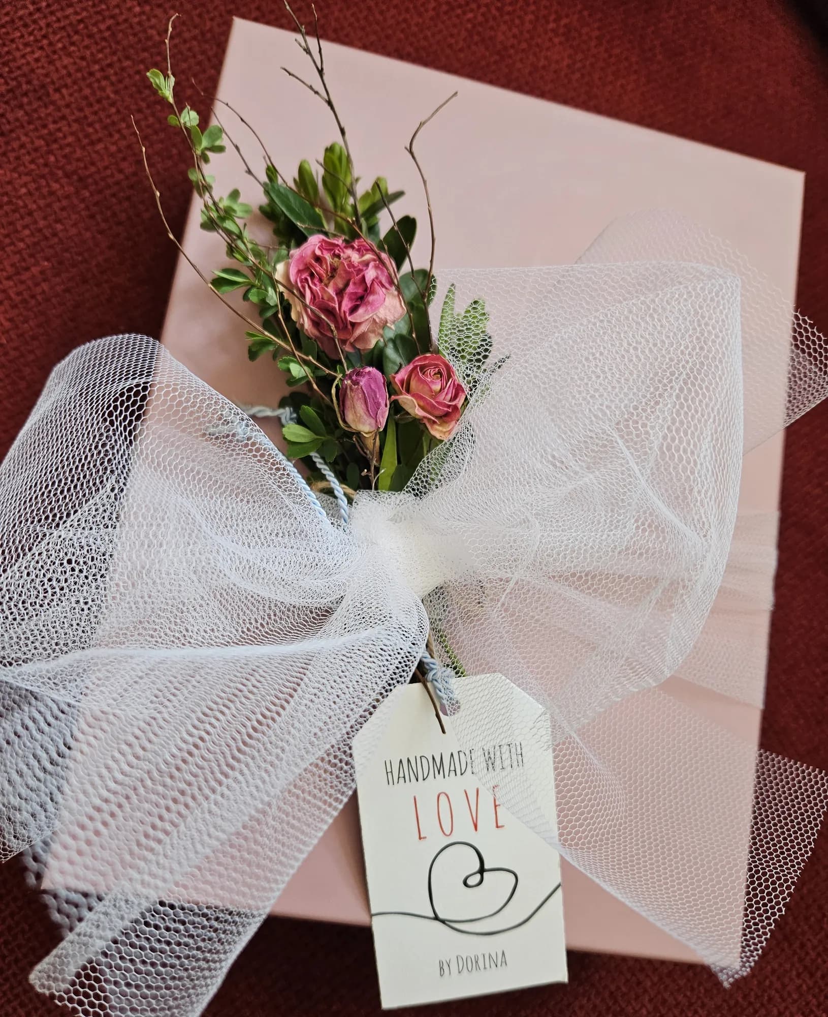 Geschenkbox mit Tüllschleife, getrockneten Röschen und einem Anhänger „Handmade with Love“