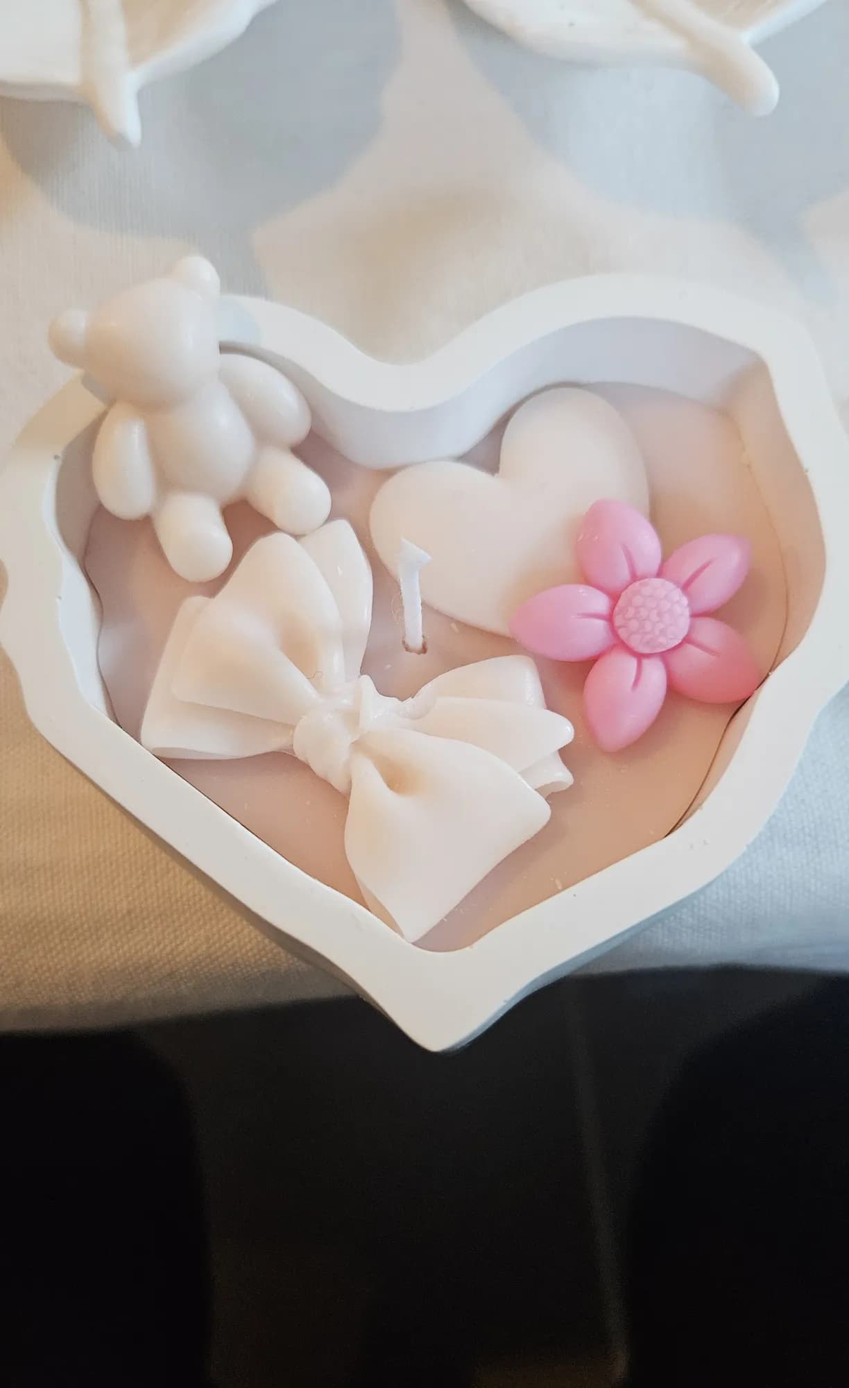 Geburtskerze in Herzform mit Bärchen und Schleife