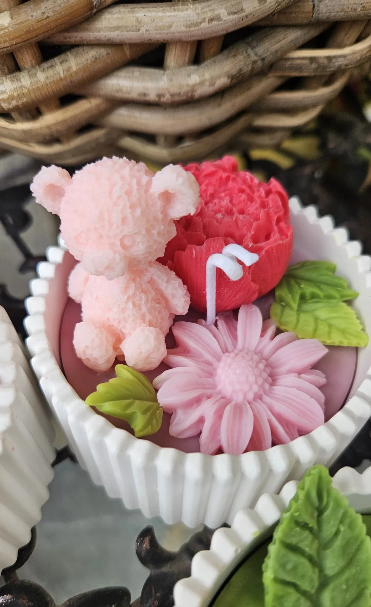 Geburtskerze mit rosa Teddy und Blüten