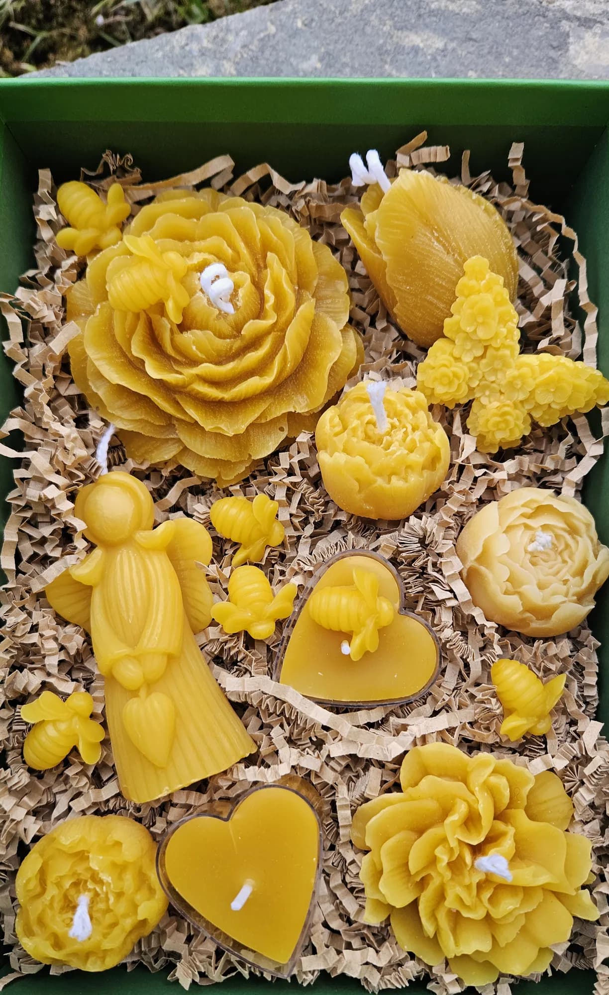 Geschenkbox mit Blütenkerzen, Herzen und Bienen aus gelbem Bienenwachs