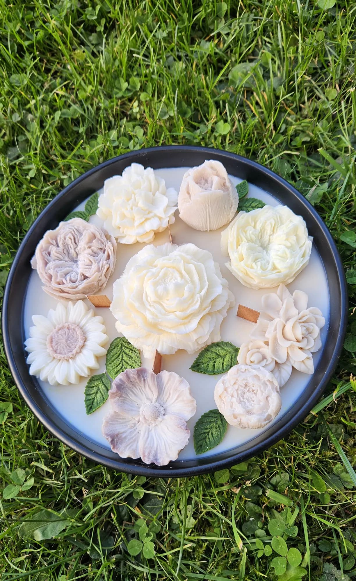 Schale mit Blütenkerzen in Creme