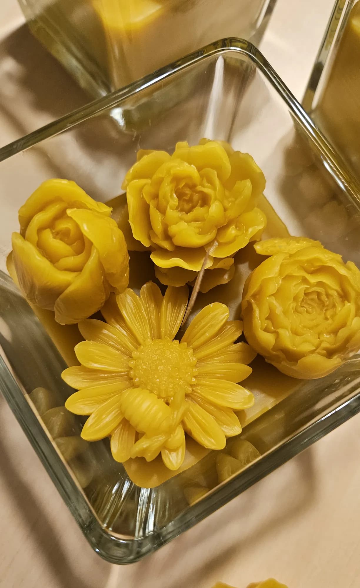 Glaswürfel mit honiggelben Blütenkerzen aus Bienenwachs