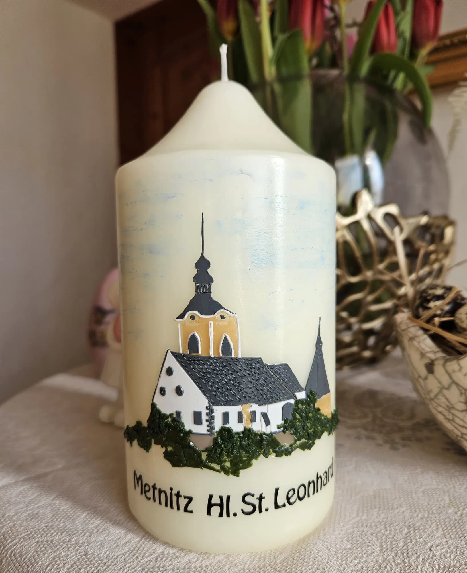 Kerze mit Wachsrelief der Kirche von Metnitz