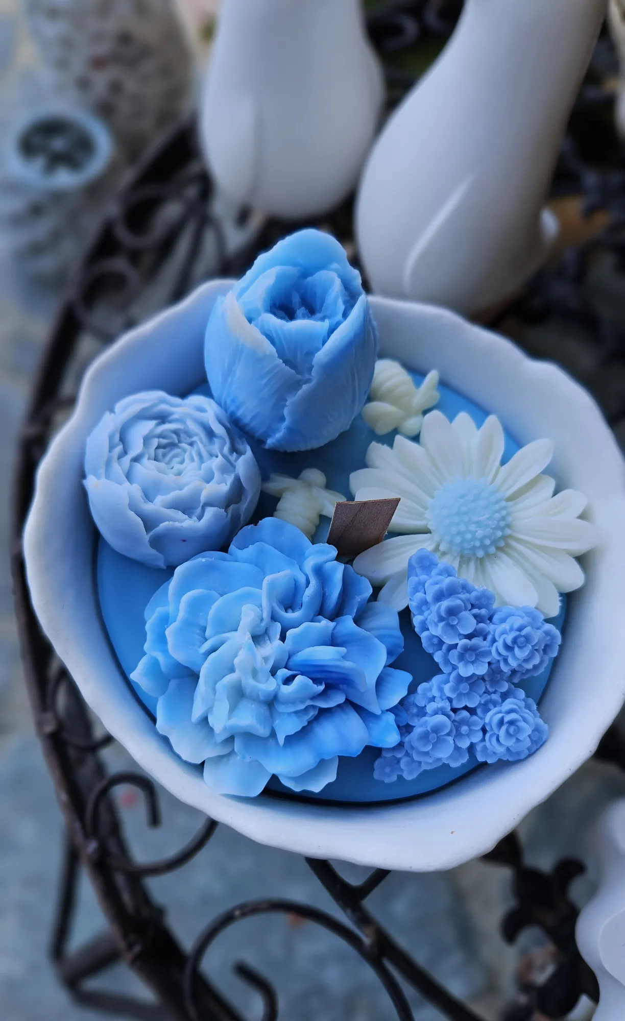Weiße Schale mit blauen Blütenkerzen: Rosen, Pfingstrose und weiße Margerite