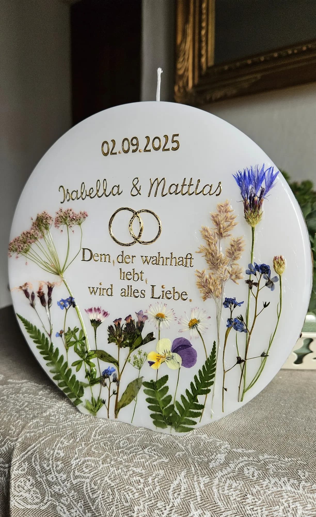 Hochzeitskerze mit gepressten Wiesenblumen und Spruch