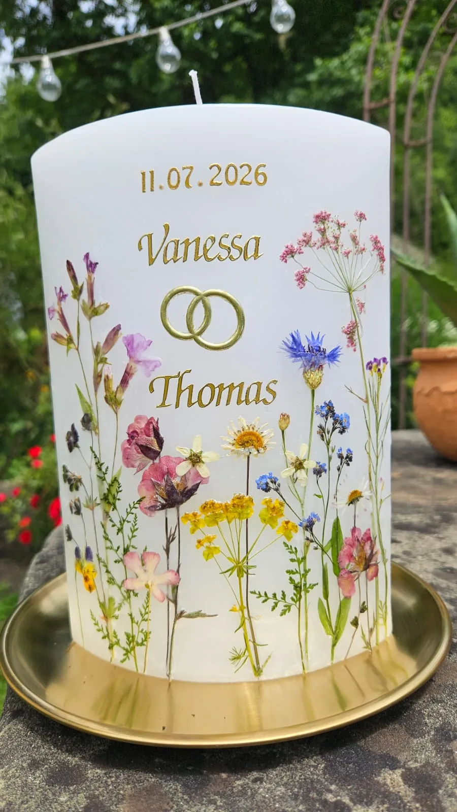 Hochzeitskerze mit gepressten Sommerblumen und goldener Schrift