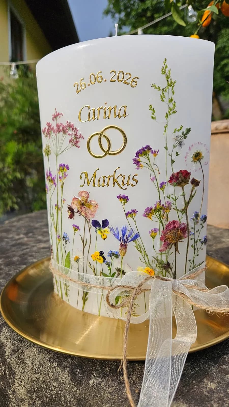 Hochzeitskerze mit gepresster Wildblumenwiese, goldenen Ringen und Organzaschleife