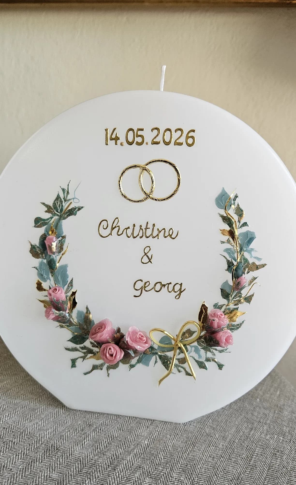 Runde Hochzeitskerze mit Rosenkranz und Ringen