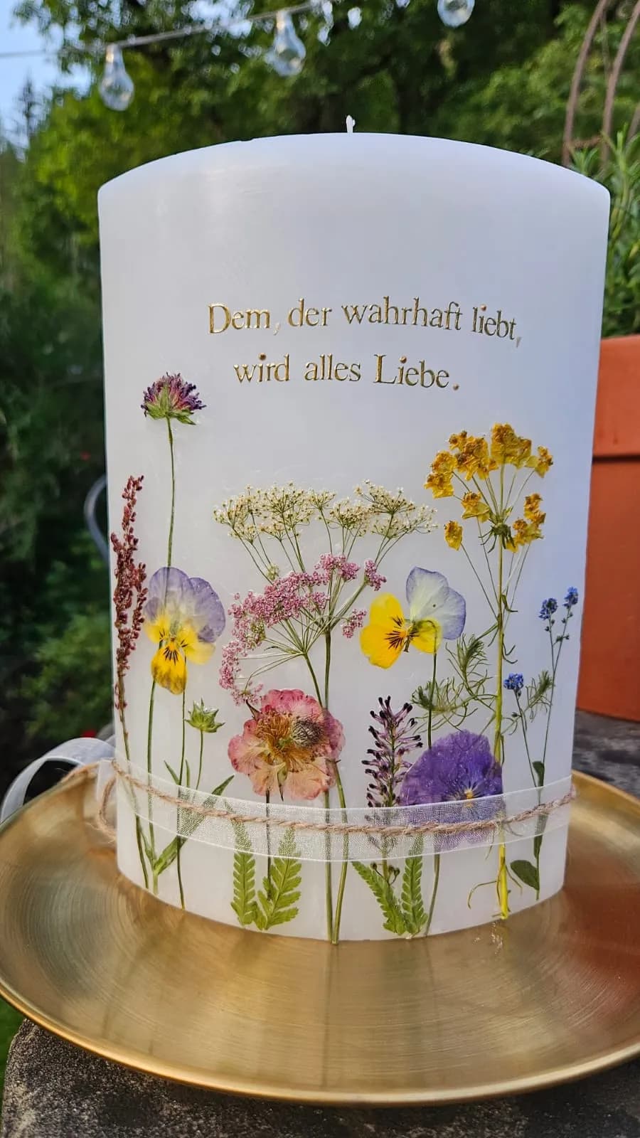 Hochzeitskerze mit goldenem Segensspruch und gepressten Wildblumen