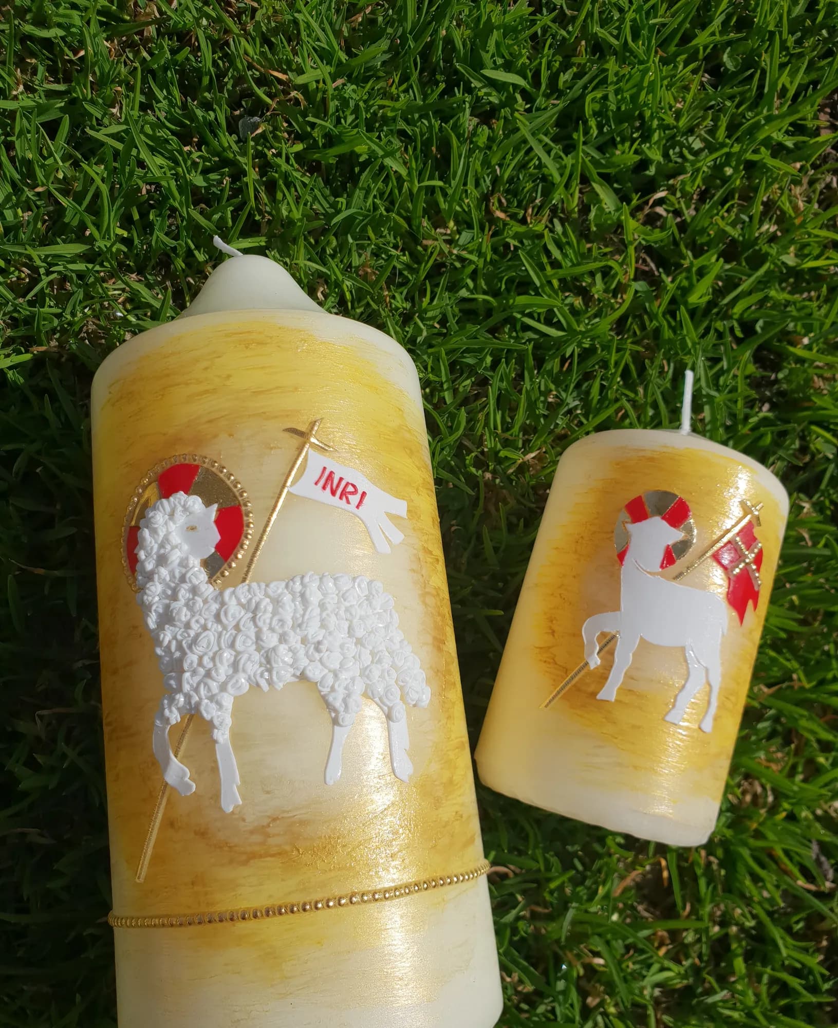 Osterkerze mit Lamm als Relief auf warmem Bienenwachs