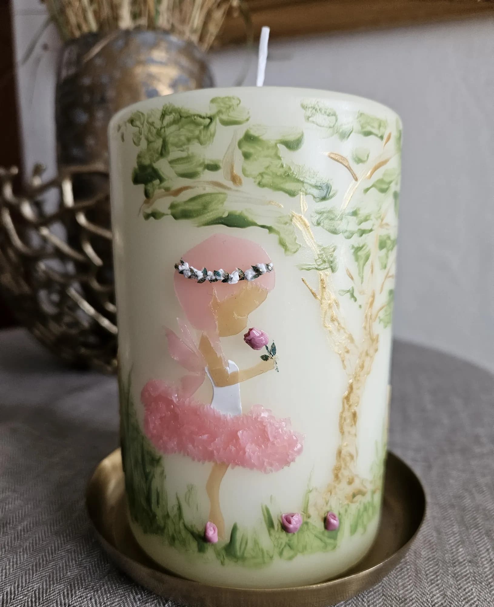 Taufkerze mit handgemalten Birken und einem Mädchen im rosa Tüllkleid