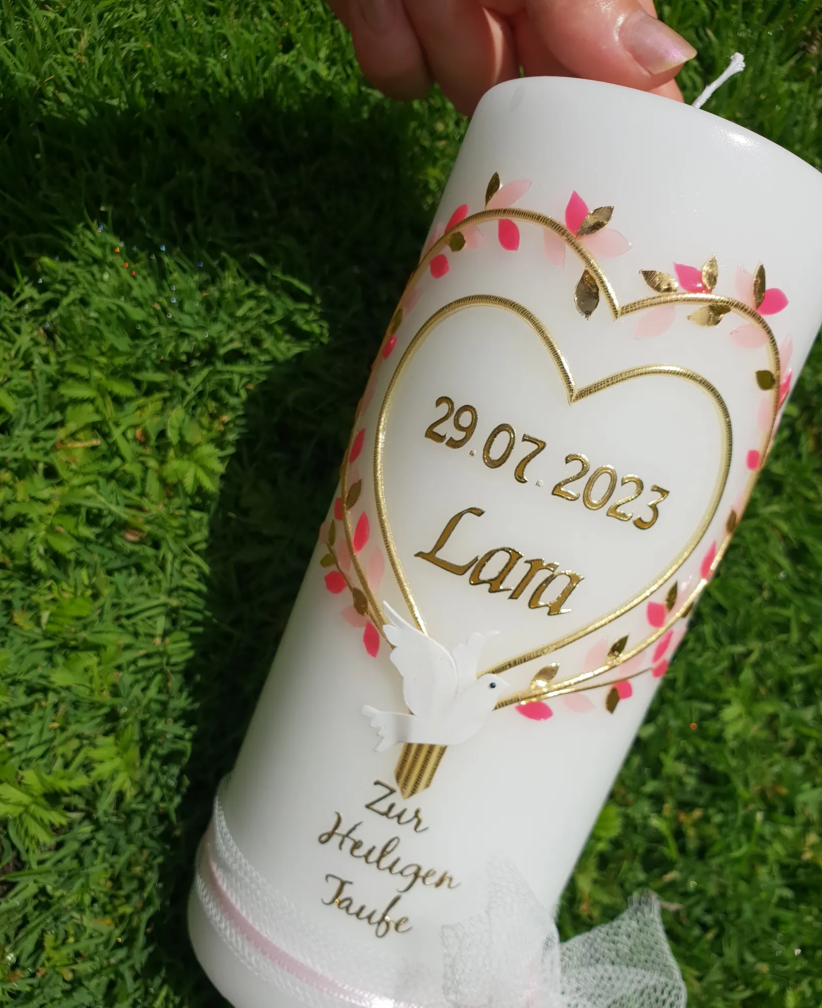 Weiße Taufkerze mit goldenem Namensherz und roter Beerenranke