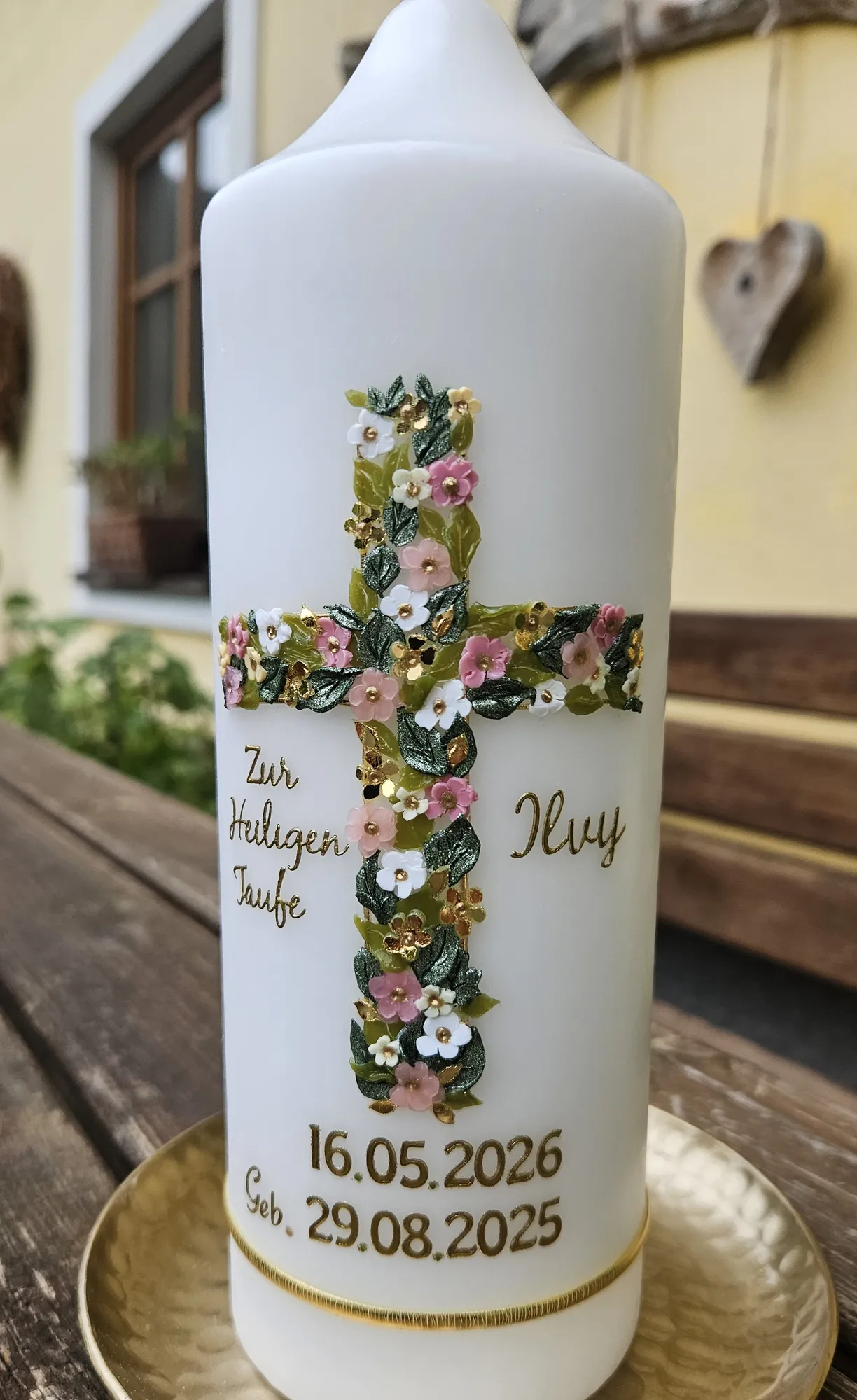 Taufkerze mit buntem Blütenkreuz
