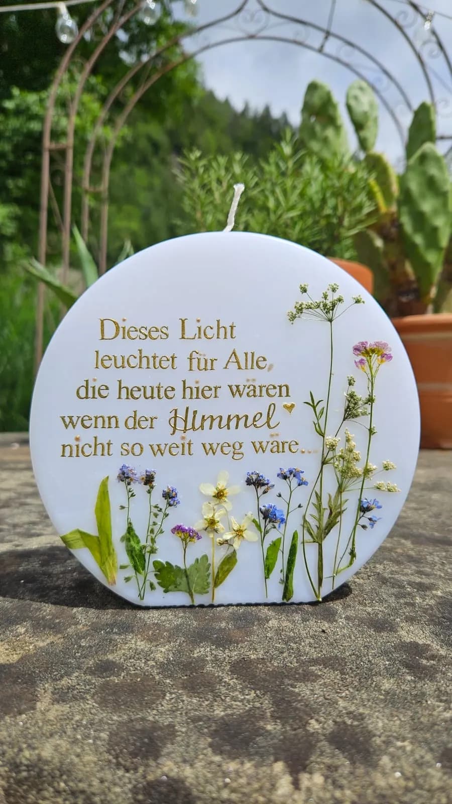 Runde Gedenkkerze mit goldenem Spruch und gepressten Wiesenblumen