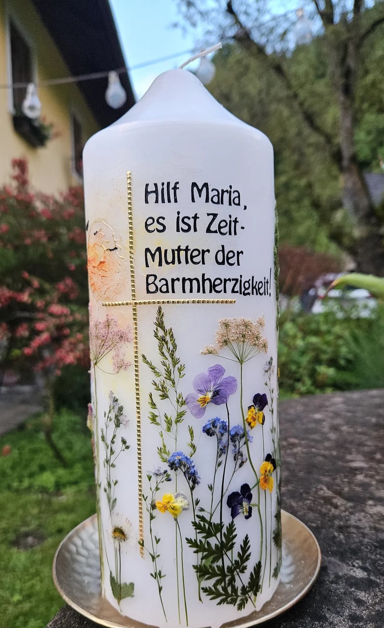 Gedenkkerze mit Wiesenblumen und Spruch Hilf Maria