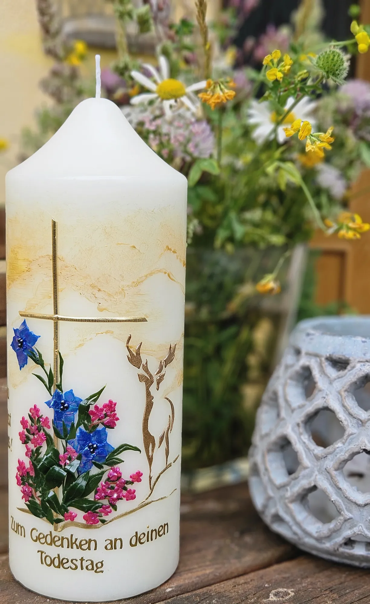 Gedenkkerze mit goldenem Kreuz, Enzian und Hirsch