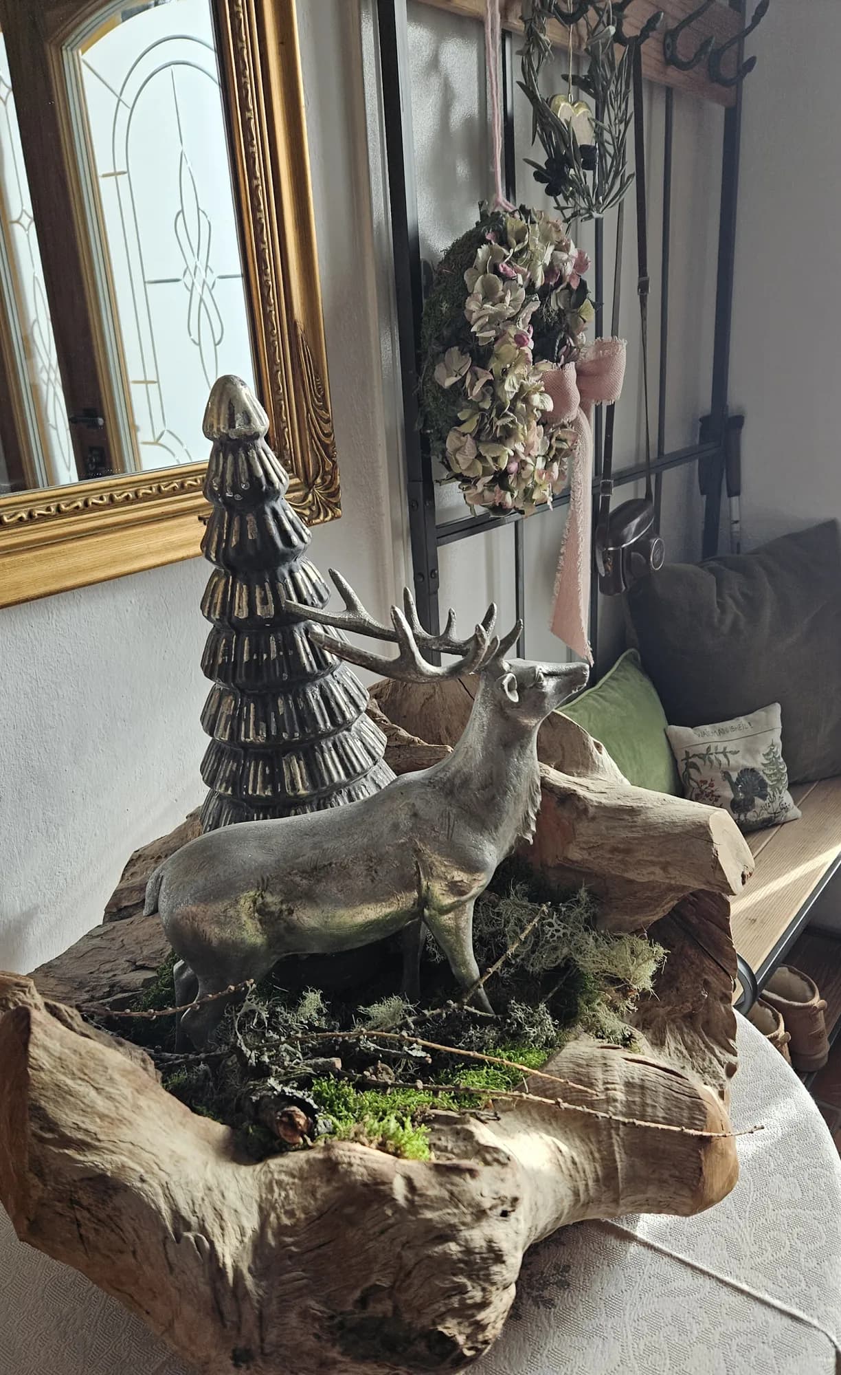 Naturdeko mit Hirschfigur auf Wurzelholz